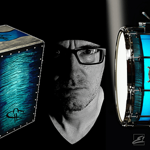 Galerie 1 Profilbild von Stefan Emmerich, dem Gründer von Emmerich Art, mit Musikinstrumenten, einer Cajón und einer Snare Drum