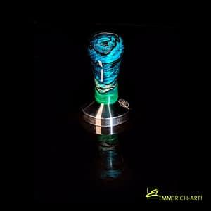 Tamper, Exklusiv von Emmerich Art 4 Handgefertigter Kaffee Tamper mit einem kunstvoll gestalteten Griff aus Holz und Epoxidharz sowie einer hochwertigen Edelstahlbasis.