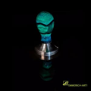 Tamper, Exklusiv von Emmerich Art 8 Exklusiver Kaffee-Tamper mit handgefertigtem Griff aus grünlich-blauem Material und stabiler Edelstahlbasis – hochwertiges Design von Emmerich Art.