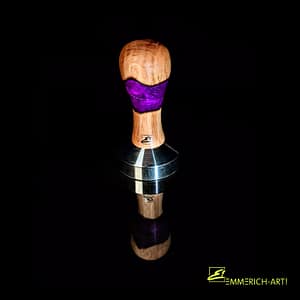 Tamper, Exklusiv von Emmerich Art 10 Handgefertigter Kaffee-Tamper mit Griff aus Eichenholz und Epoxidharz sowie einer stabilen Edelstahlbasis – einzigartiges Design von Emmerich Art.