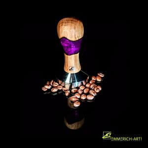 Tamper, Exklusiv von Emmerich Art 11 Handgefertigter Kaffee-Tamper mit Griff aus Eichenholz und violettem Epoxidharz sowie einer Edelstahlbasis – einzigartiges Design von Emmerich Art.
