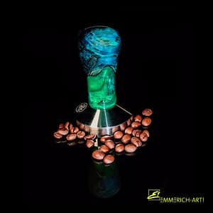 Tamper, Exklusiv von Emmerich Art 2 Tamper mit kunstvollem Griff aus Holz und Epoxidharz, umgeben von Kaffeebohnen – ein exklusives Design von Emmerich Art.