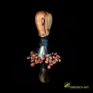 Tamper, Exklusiv von Emmerich Art 7 Handgefertigter Kaffee-Tamper mit edlem Holzgriff und Edelstahlbasis, umgeben von Kaffeebohnen – exklusives Design von Emmerich Art.