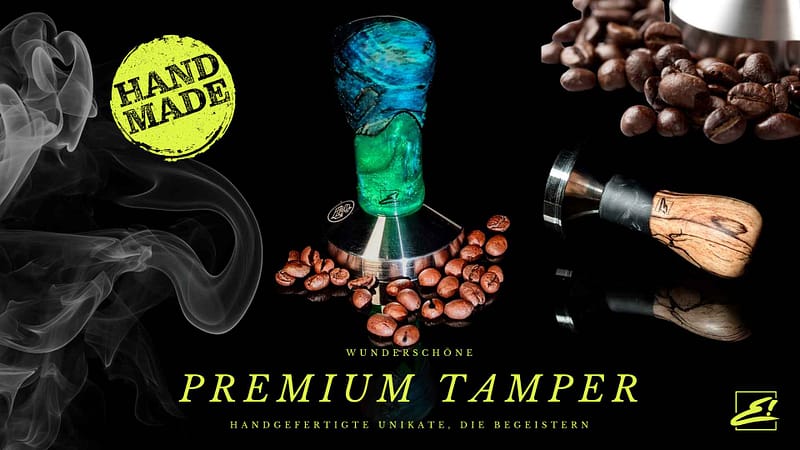 Tamper, Exklusiv von Emmerich Art 1 Werbeanzeige für hochwertige Tamper. Im Fokus steht ein handgefertigter Tamper mit Holz- und Epoxygriff, umgeben von Kaffeebohnen. Links ein „HAND MADE“-Stempel, rechts ein Tamper mit Holzgriff und Edelstahlbasis. Der schwarze Hintergrund und Rauch verleihen dem Bild eine elegante Wirkung.