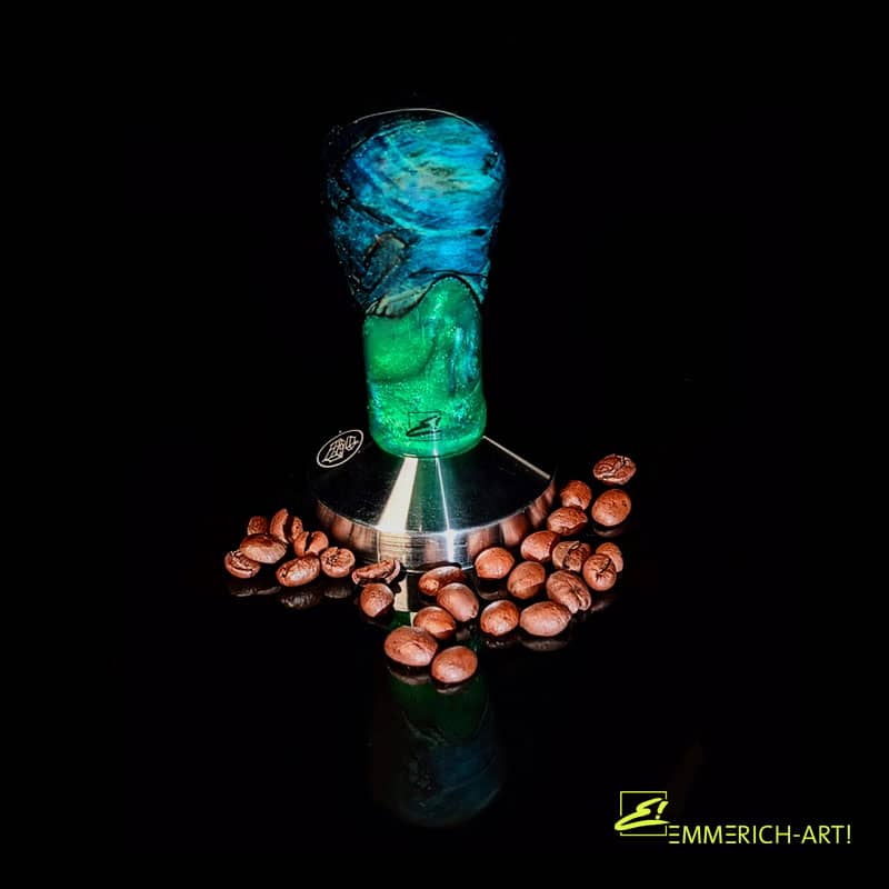 Tamper mit kunstvollem Griff aus Holz und Epoxidharz, umgeben von Kaffeebohnen – ein exklusives Design von Emmerich Art.
